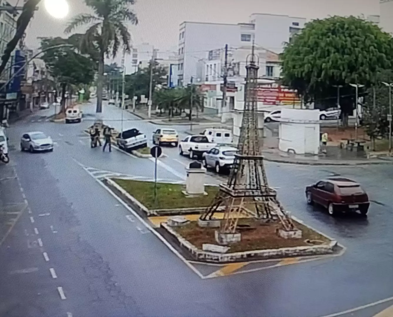 Acidente acaba com veículo em cima do canteiro central da avenida Getúlio Vargas